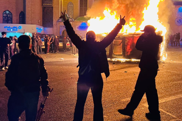 "واشنطن بوست": الولايات المتحدة تعتزم استهداف المؤسسات المتورطة في قتل المتظاهرين بإيران