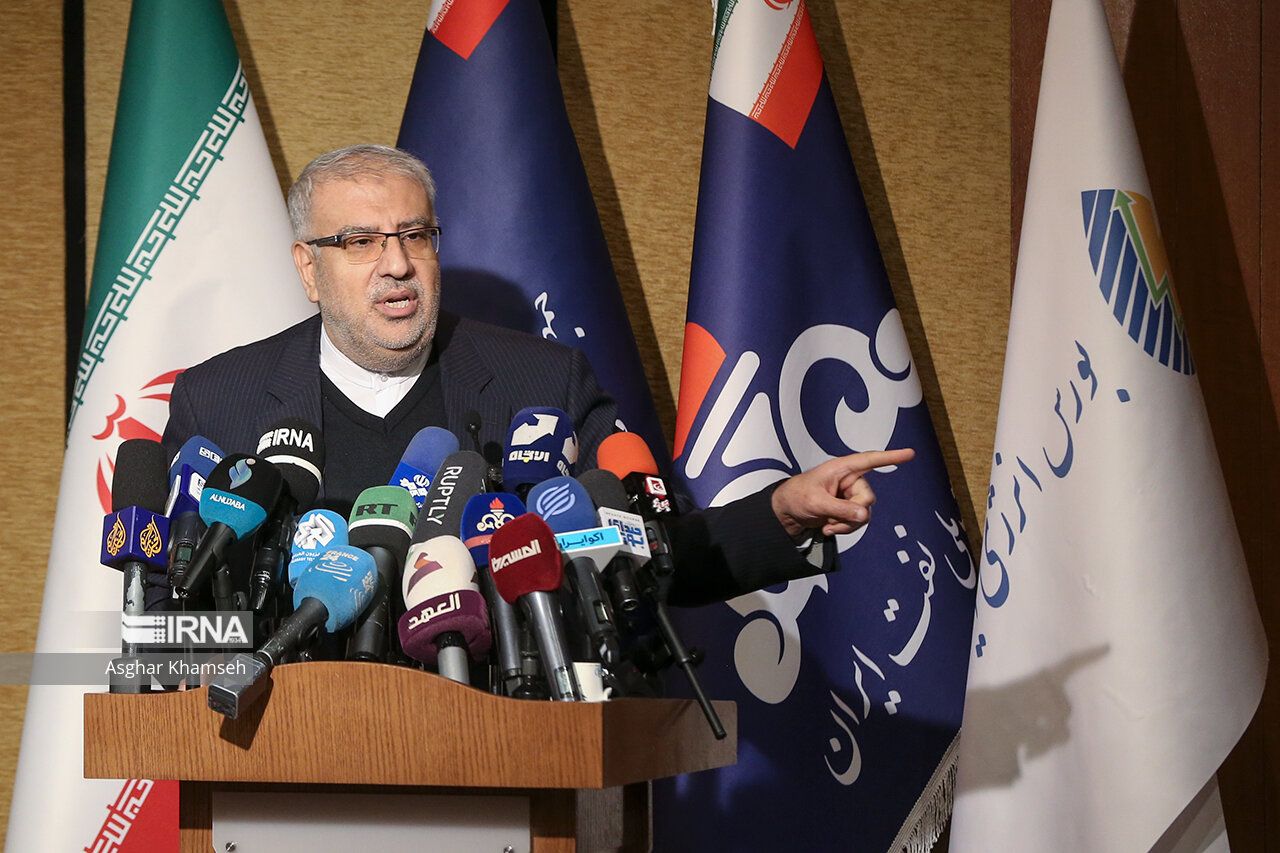 Iran Claims High Oil Exports While Financial Woes Continue  