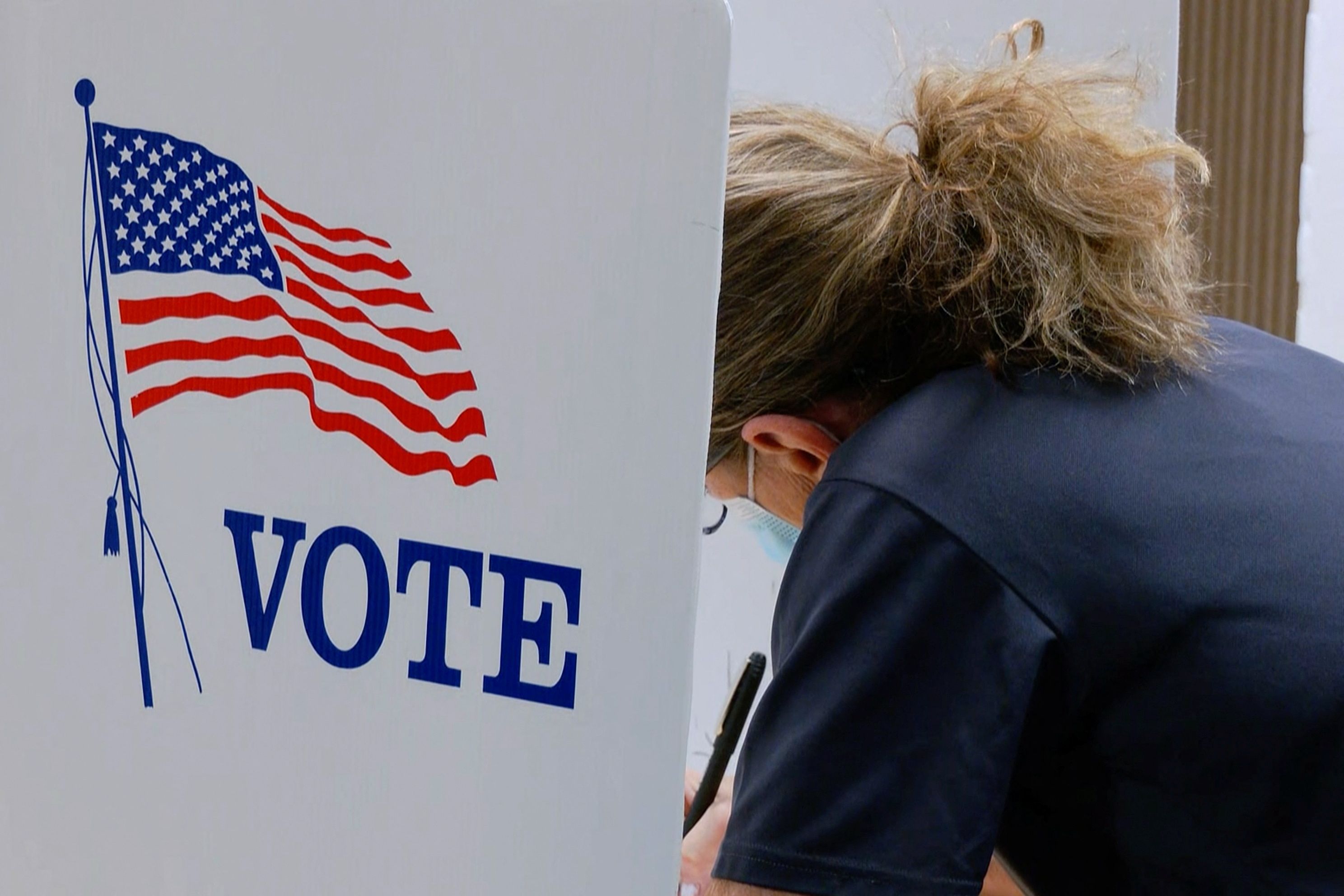 A voter marks a ballot during the primary election and abortion referendum at a Wyandotte County polling station in Kansas City, Kansas, US August 2, 2022. 