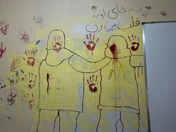 مخاطبان از تشدید فضای امنیتی و بازرسی گوشیهای دانشآموزان در مدارس خبر میدهند