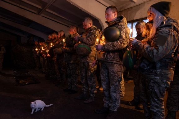سربازان اوکراینی در نزدیکی خط مقدم به مناسبت کریسمس شمع روشن کردند