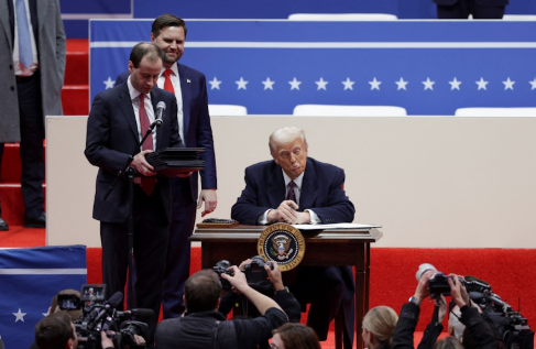 ترامپ در حال امضای چند فرمان اجرایی