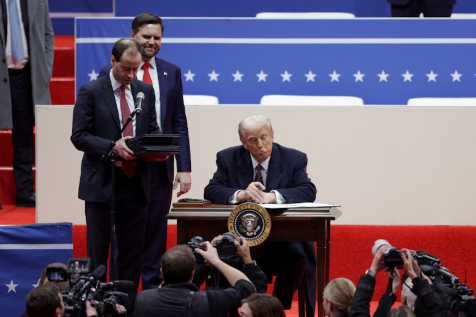 ترامپ در حال امضای چند فرمان اجرایی