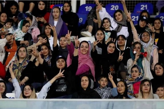 زنان در اراک هم به استادیوم رسیدند؛ دیدار آلومینیوم و استقلالخوزستان با حضور تماشاگران زن