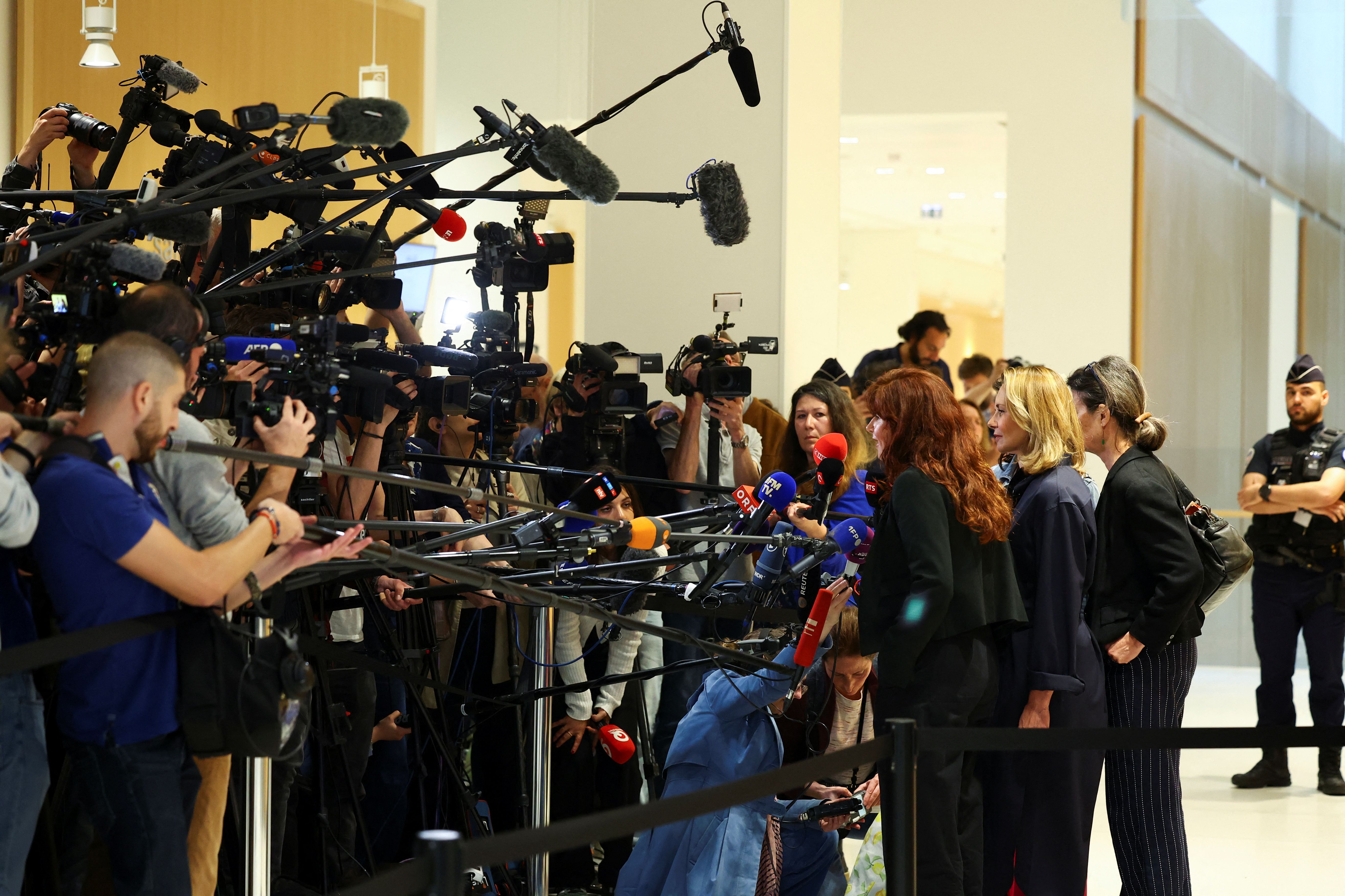 مصاحبه یکی از شاکیان پرونده و وکیل او با خبرنگاران، پاریس، ۲۳ اردیبهشت