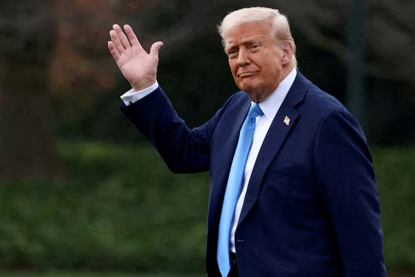 ترامپ: اگر حکومت معترضان را در ایران بکشد ضربهای سخت به آن میزنیم