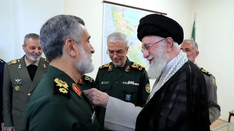 علی خامنه‌ای در حال اهدای «نشان فتح» به امیرعلی حاجی‌زاده، فرمانده وقت نیروی هوافضای سپاه پاسداران، به‌دلیل حمله موشکی به اسرائیل، ۱۵ مهر ۱۴۰۳