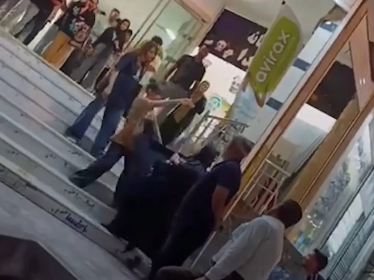 اعتقال فتاتين في إيران بعد مشادة مع "آمرة بالمعروف"