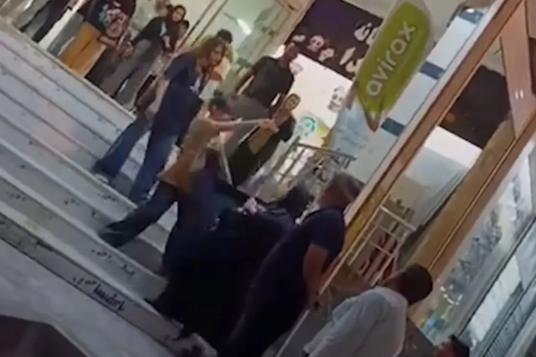 اعتقال فتاتين في إيران بعد مشادة مع "آمرة بالمعروف"