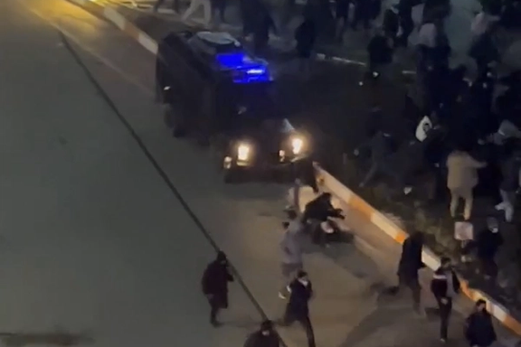 مشاهد مروعة وقمع وحشي للاحتجاجات.. سيارة مدرعة "تدهس" المتظاهرين في "أردبيل" بإيران