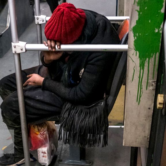 یک اتوبوسخواب در تهران: در گرمخانههای شهرداری بعضیها کتکمان میزنند