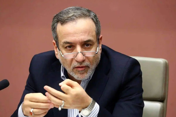 عراقچی طالبان و پاکستان را به گفتوگو دعوت کرد