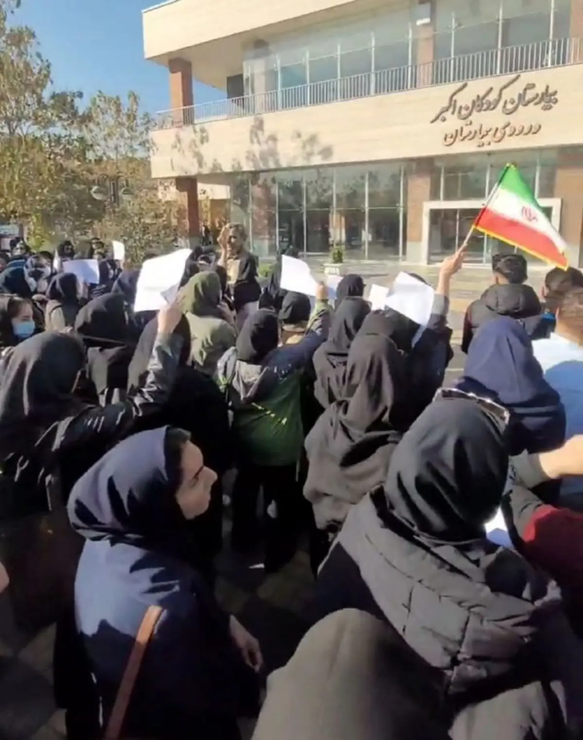 پرستاران در مشهد برای سومین روز در اعتراض به بی‌توجهی و وعده‌های تکراری مسئولان تجمع کردند