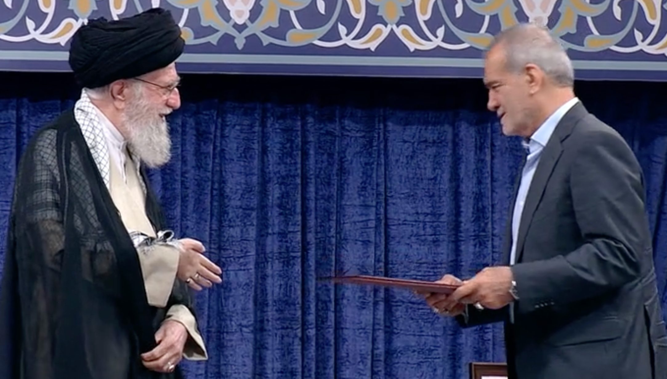 مؤكدًا تنفيذ رؤيته داخليًا وخارجيًا.. خامنئي ينفذ الحكم الرئاسي لمسعود بزشكيان 