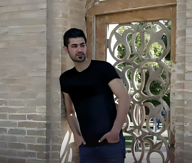 دیار پورچهریق ۳۲ ساله‌، جوان نان‌آور خانواده‌ با تاکسی، با شلیک ماموران کشته شد