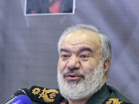 جانشین فرمانده کل سپاه: نباید در مقابل دشمن تا بن دندان مسلح کوتاه آمد