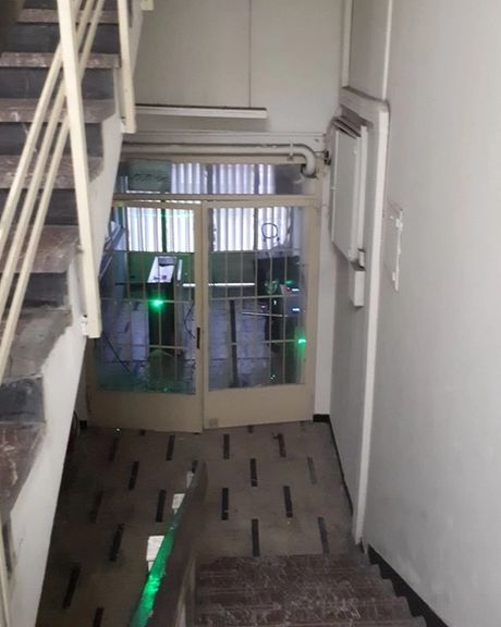 نیروهای امنیتی به خوابگاه حافظ دانشگاه تهران حمله کردند و شیشهها را شکستند