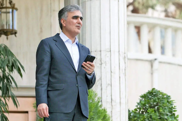 مسؤول بمكتب الرئيس الإيراني: محافظ البنك المركزي قدّم استقالته