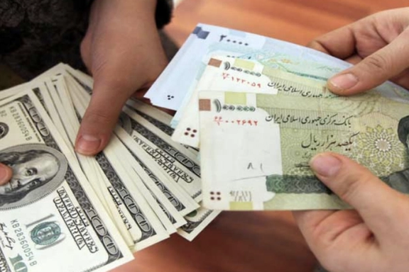 Photo showing Iranian currency and dollars in Tehran