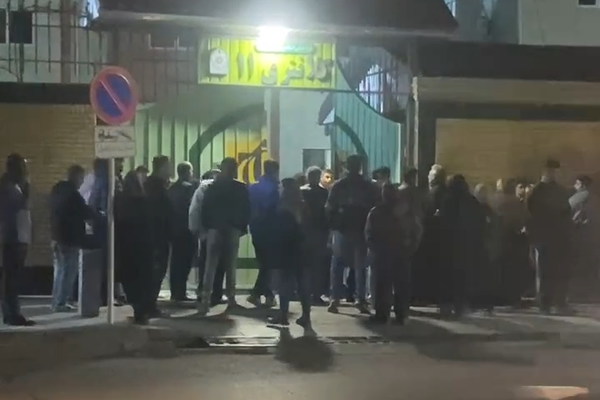 خانوادههای معترضان بازداشتشده با تجمع مقابل نهادهای امنیتی خواهان آزادی فرزندان خود شدند