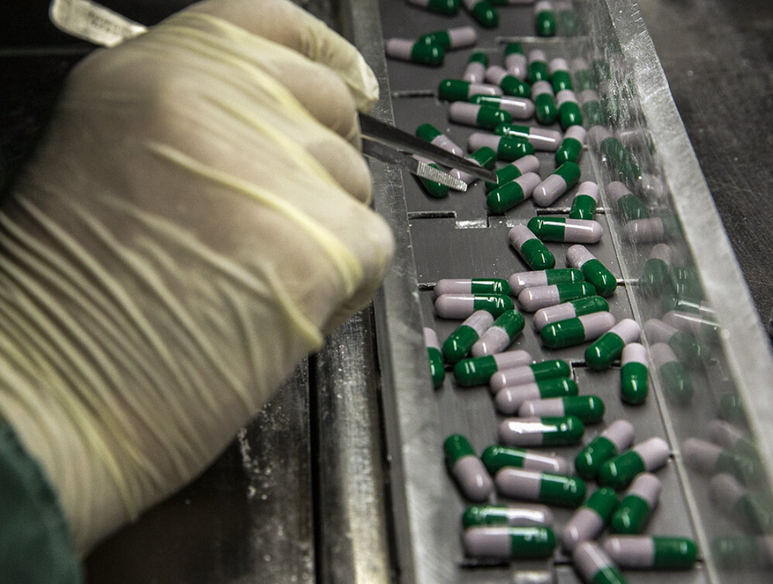 برلماني إيراني: الفقراء لم يعد بإمكانهم شراء الأدوية بعد تفعيل "آلية الزناد"  