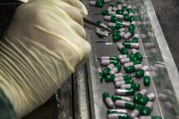 برلماني إيراني: الفقراء لم يعد بإمكانهم شراء الأدوية بعد تفعيل "آلية الزناد"