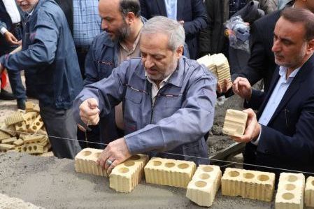 وزیر آموزش و پرورش دولت پزشکیان برای مدرسهسازی آجرچینی کرد