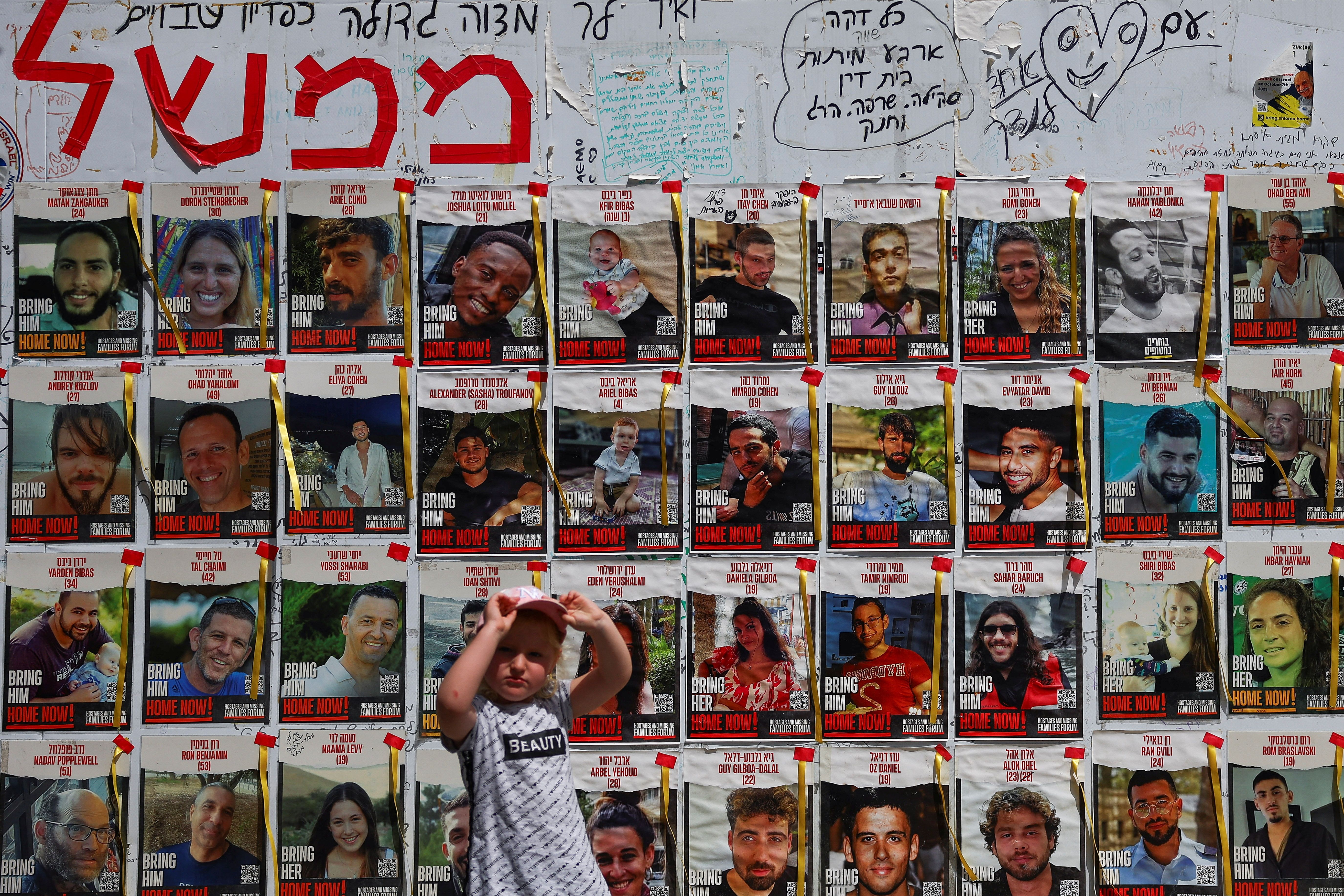 تصاویر گروگان‌های اسرائیلی در بند حماس روی دیواری در تل‌آویو، چهارم اردیبهشت