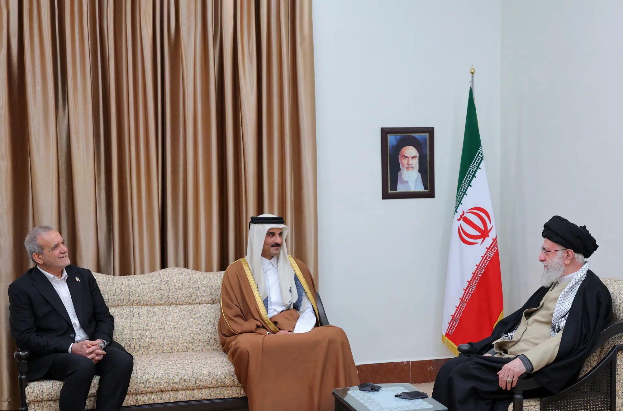 رهبر جمهوری اسلامی از  پزشکیان خواست از قطر برای میانجیگری هسته‌ای کمک بگیرد