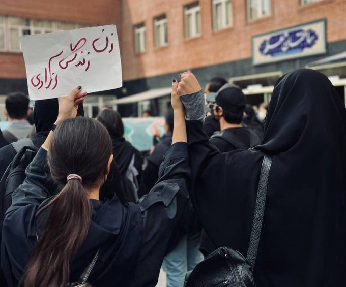 نامه بیش از ۵۵۰ کنشگر: آلمان پذیرش فعالان ایرانی در خطر را از سر گیرد