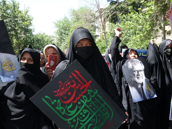 گروهی از حامیان حکومت مقابل سفارت سوئد در تهران در اعتراض به دادگاه حمید نوری تجمع کردند