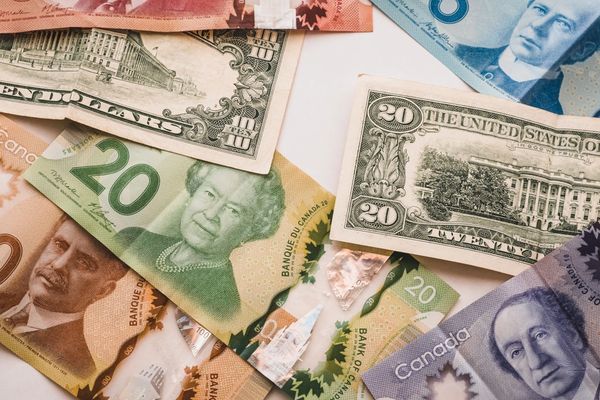 استمرار تراجع العملة الإيرانية والإسترليني واليورو في أعلى مستوى أمام التومان