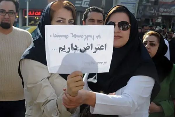 ممرضون إيرانيون يُستبعدون من احتفال رسمي بعد انتقادهم تدني الأجور