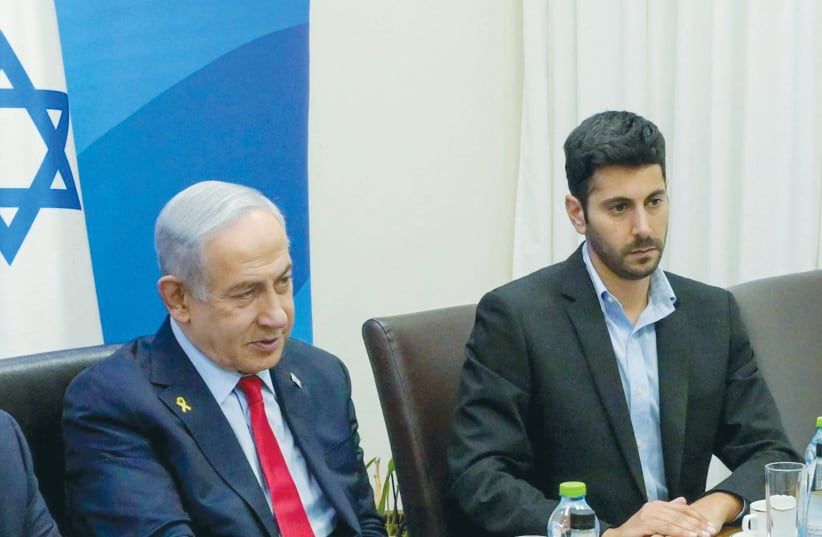 عومر دوستری، سخنگوی بنیامین نتانیاهو در کنار او