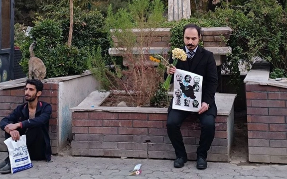 حسین رونقی در آذر ماه با لبان دوخته در شهرک اکباتان برای اعتراض به احکام «بچههای اکباتان» تحصن کرد