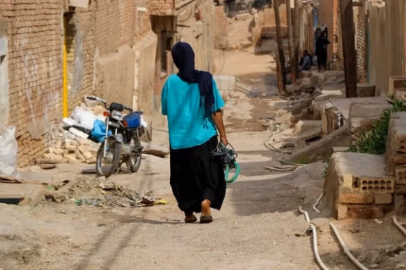 انعكاس مباشر للأزمة الاقتصادية.. "فقر الدورة الشهرية" يفاقم معاناة النساء في إيران