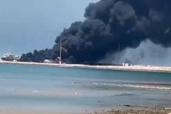 مسؤولون إيرانيون: حريق في سفينة تحمل الميثانول يخلّف 3 قتلى على الأقل