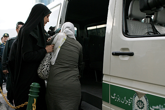 وجه کمتر دیده شده آسیبهای گشت ارشاد؛ فروپاشی روانی و افزایش حملههای عصبی در زنان ایرانی