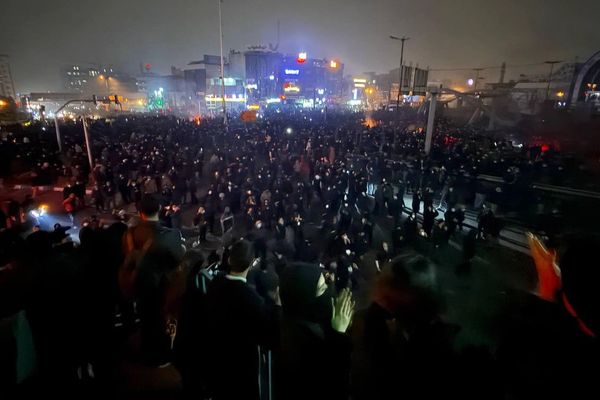 الاحتجاجات تدفع إيران إلى حافة الثورة ووصلت بالنظام إلى الانهيار