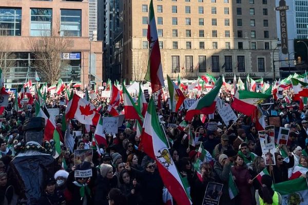 جمعیت گستردهای از ایرانیان ونکوور کانادا در حمایت از انقلاب ملی مردم ایران برگزار کردند