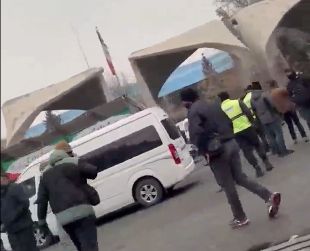 تجمع برای رفع حصر؛ فضای امنیتی در خیابان انقلاب و بازداشت شماری از شرکت‌کنندگان 