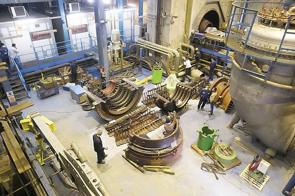 مع استمرار انقطاع الكهرباء عن المصانع.. تزايد التحذيرات من موجة تسريح العمال في إيران