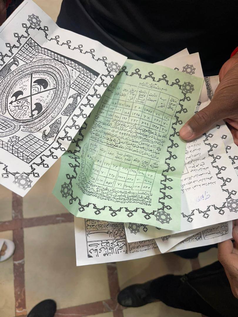 در ورزشگاه فولادشهر اتفاق افتاد؛ دست‌نوشته‌های طلسم و جادو در رختکن پرسپولیس!