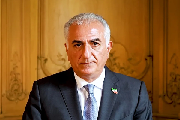  رضا بهلوي: كثافة الحشود تدفع عناصر الأمن إلى التراجع وتحدث انشقاقات في صفوفهم