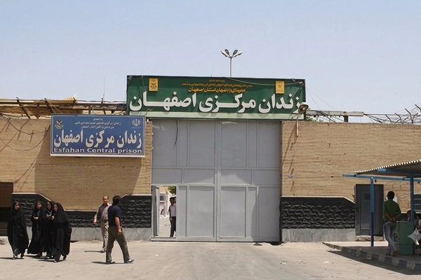 زندانیان اصفهان در اعتراض به انتقال معترضان انقلاب ملی به انفرادی اعتصاب کردند