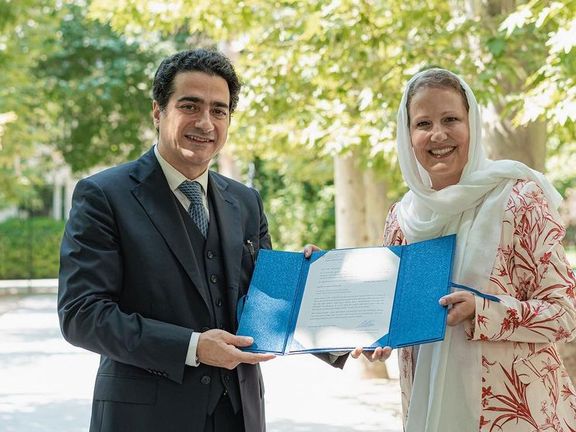 سفارت سوئیس در تهران به همایون شجریان برای «احیای فرهنگ و هنر ایران» تقدیرنامه اهدا کرد