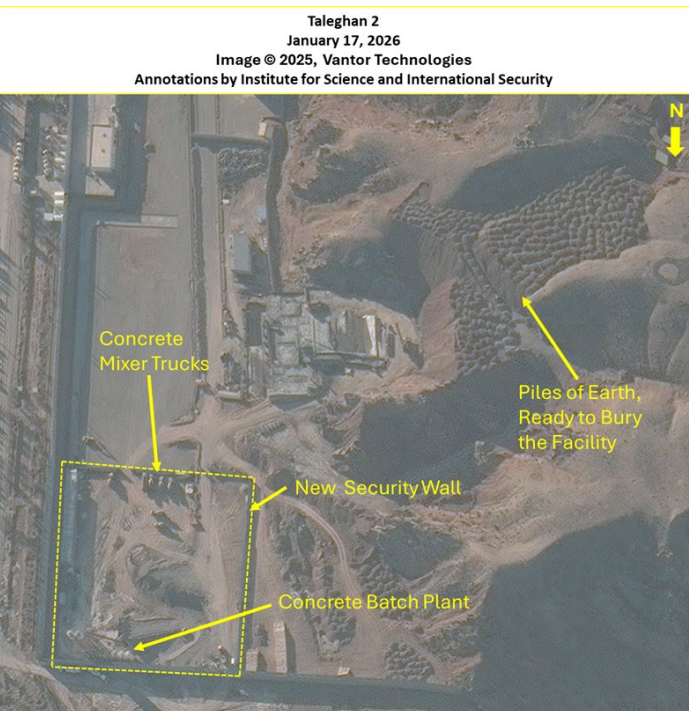 دیوار امنیتی، کامیون‌های بتن و توده‌های خاک
