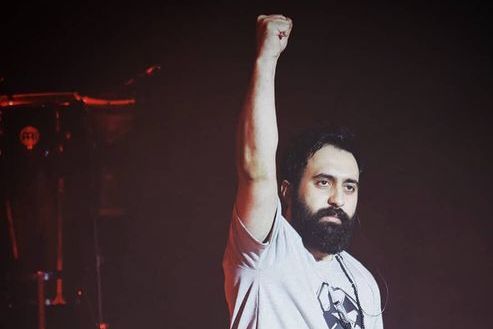 حمایت مهدی یراحی از «دختر علوم تحقیقات»؛ «بانگ رسای زن است»