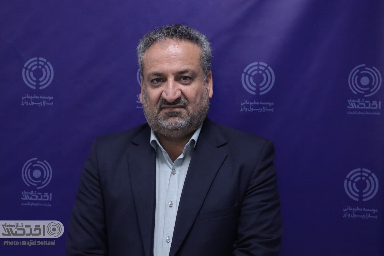 برلماني إيراني: الدولار تحوّل إلى "سلعة" تزعزع الاستقرار النفسي في المجتمع