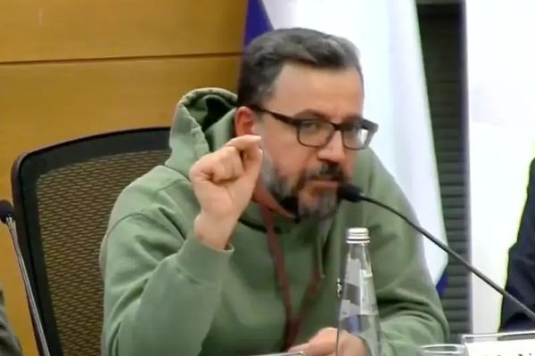 ناشط سياسي إيراني من إسرائيل يطالب بقصف منازل كبار المسؤولين الإيرانيين